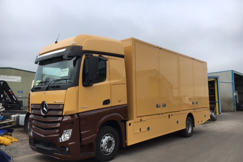 removals, side doors, side skirts, paint, Mercedes Benz, Actros